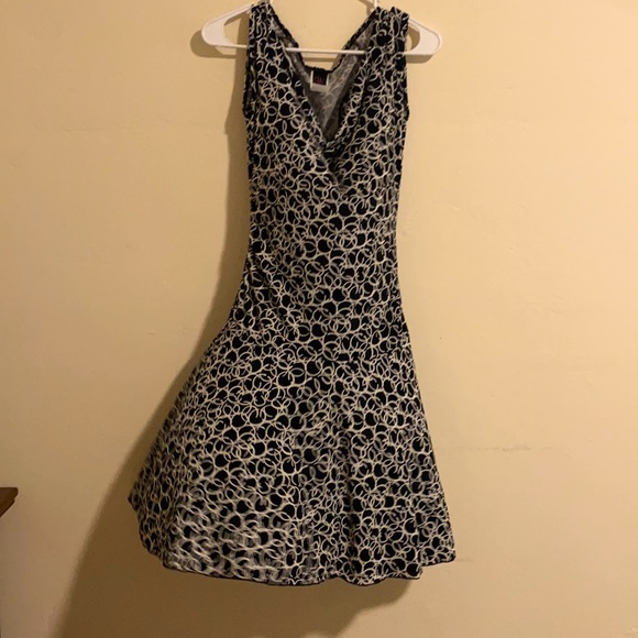 Black and white print, cap sleeves, flared skirt - Picture 1 of 3